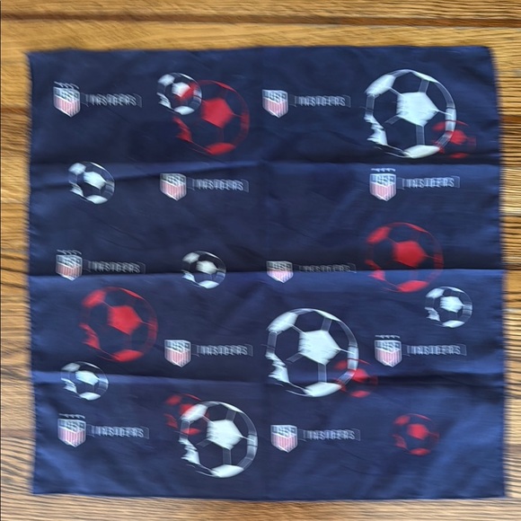 Megan Rapinoe One Life Hardcover Book & USA Soccer Insiders Bandana - Picture 4 of 4